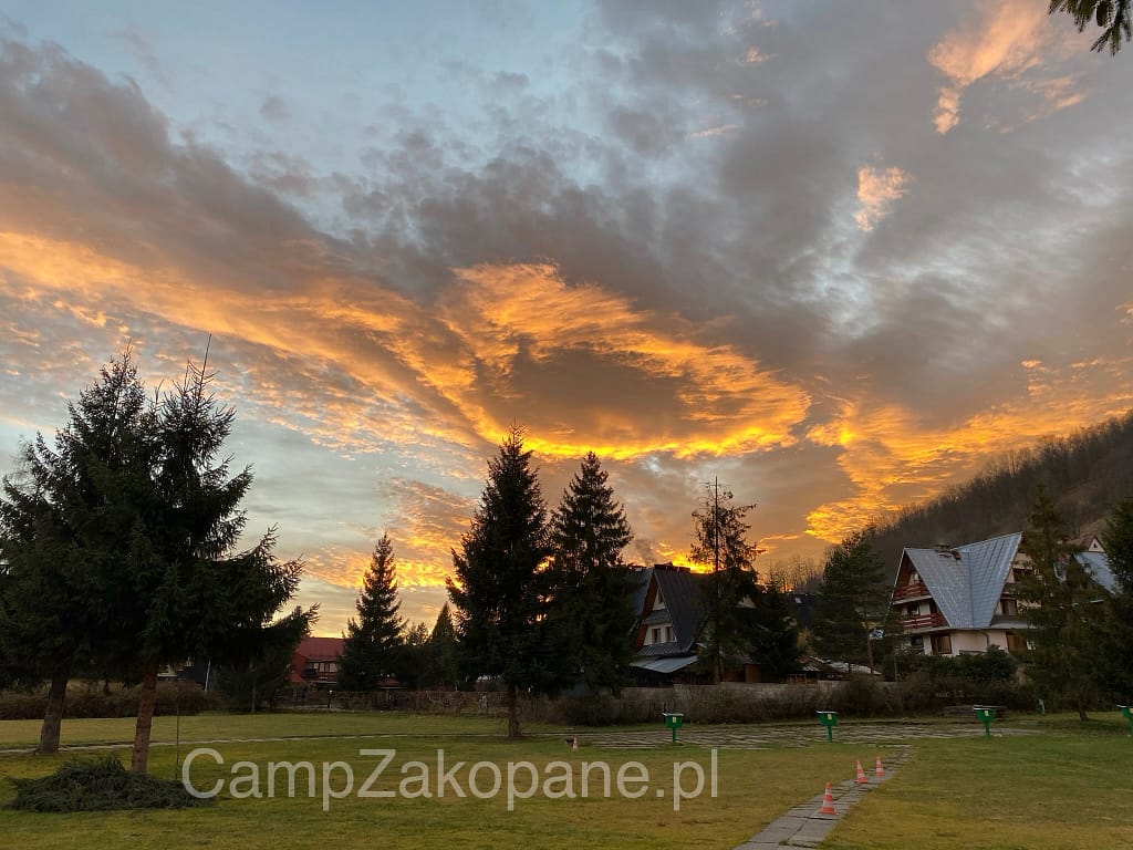 Spektakularny zachód słońca nad Camping Harenda w Zakopanem z widokiem na górskie otoczenie.